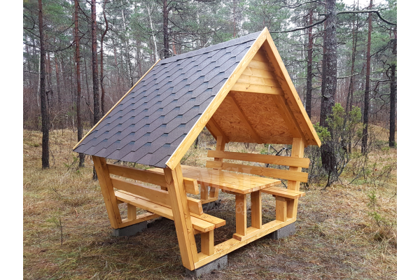 Katoksen alla pöytä ja penkit